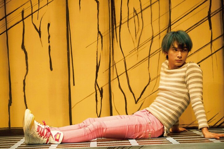 映画『猫は抱くもの』吉沢亮の“猫”すぎる場面写真解禁