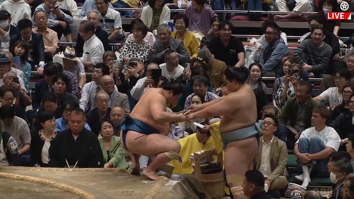 兄・琴勝峰から弟・琴栄峰に力水を