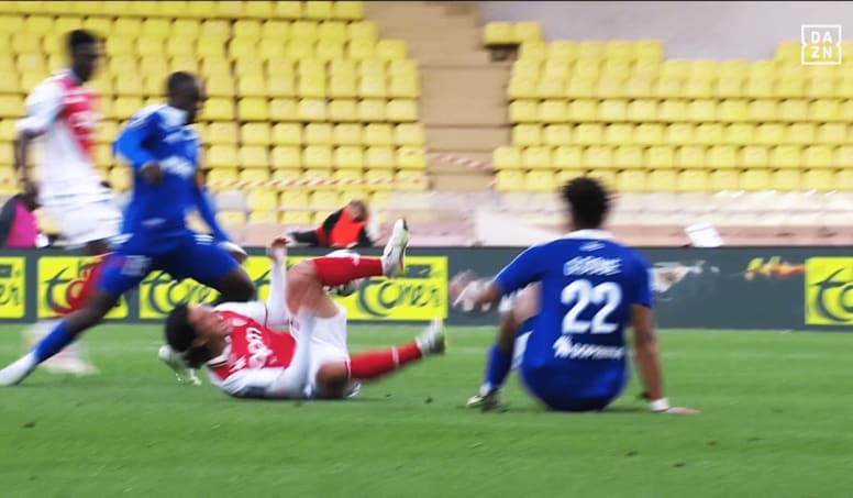 「けっこう削ってる…」南野拓実が“危険すぎる両足タックル”被害で大悶絶＆怒り！「かなり無謀」「怪我しかけた」解説者とファンが苦言を呈した瞬間