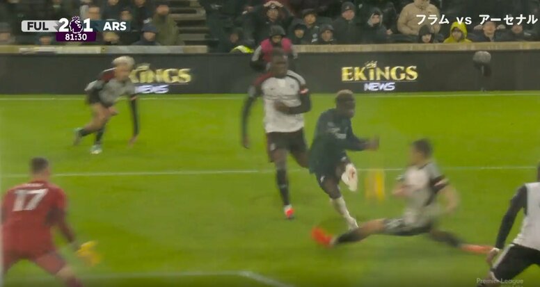 あわや大怪我！プレミアリーグのタックル王がゴール前で強烈過ぎるロケットスライ発射の瞬間「ヒリヒリする」命懸けのディフェンスにファンは大興奮「すげえタックル」