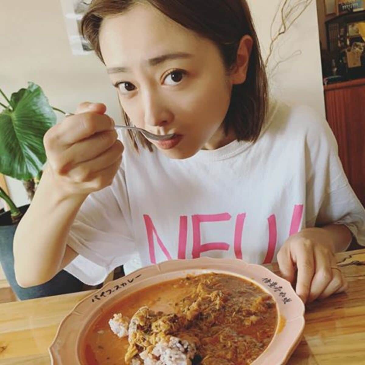 反則級の可愛いさ」「笑顔が素敵!!」安達祐実、カレーを頬張るショット