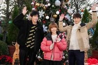 『恋です！』杉咲花・杉野遥亮・小関裕太の“クリスマスツリー”前での3ショットに「美女とイケメン」「最高！」とファン大喜び！