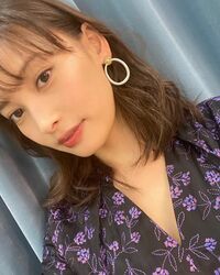 大政絢、ピアスをつけた笑顔のアップショットに反響「超可愛い」「美しい」