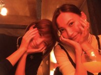 大政絢&本田翼 美女2人の小顔ポーズに「小顔効果でほぼ顔がない」