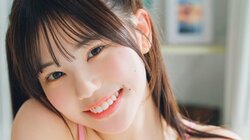 上西萌々、初々しさ100％な初ソロ水着グラビア 『FLASH』初登場