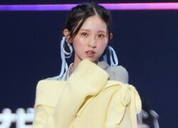 『オオカミくん』で年上男子との恋が話題の美モデル・入江美沙希、ガーリーなスタイルであどけない表情、歓声沸く