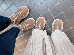  辻希美、夫・杉浦太陽とお揃いの靴を履き外出「子ども達の誕生日ラッシュに入ります」 