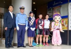 元砂七夕美が一日警察署長に就任 貴重な3兄妹揃い踏みショットにファンから喜びの声／ガールズケイリン