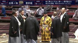 錦戸親方、物言い説明で「え～…すみません」言葉に詰まる 視聴者から「水戸泉がんばれ」激励の声