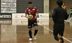 “まるで漫画”のような珍事 強烈シュートでボールがパンク！「マジか！？」ネット騒然