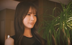 「顔面偏差値高すぎ」前回女王が“透け感ドレス”で堂々降臨！ 岡本詩菜、漆黒コーデで視線をさらう圧巻スタイル「相変わらず美しい」