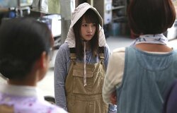 川栄李奈、慣れない農作業＆力仕事に奮闘　『恋のしずく』新場面写真解禁