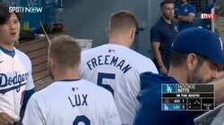 大谷翔平、“愛弟子”ラックスとのやりとりが再び話題に 頼れるMVPコンビがベンチで若手にアドバイスを送った瞬間「レクチャー谷」「すかさず情報共有いいね」