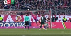 「なんで止めるんだよ！」「恐ろしすぎる…」強烈シュートを指先で止める“神スーパーセーブ”が炸裂した瞬間　超絶反応したバイエルン守護神のビッグプレー