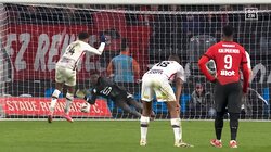 「止めたああ」古橋亨梧の同僚GKがPKを“ダイレクトキャッチ”！ 弾くだけでも凄いのに…衝撃セーブに視聴者騒然