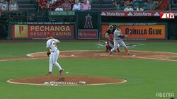 エンゼルス先発シンダーガードが強烈打球をスパイク裏で平然と処理 華麗な足技に視聴者「おしゃれパス」解説者は「足が大っき～！」