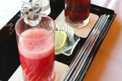 藤井聡太王将は苺メニューを“連投” 菅井竜也八段はアイスコーヒーをグビッ！／将棋・王将戦七番勝負第1局