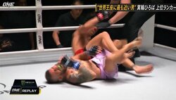 「ヒザを逆にしてしまった！」実況驚愕の衝撃結末 一瞬の“早業”に「え、えっ！？」「すごい角度だった…」困惑の声 試合後のスポーツマンシップに称賛も