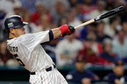 戸郷が抑えて岡本が打つ！ 巨人の4番・岡本和真がWBC決勝でMLB通算49勝左腕からホームラン「昨日の鬱憤を晴らしたな！」