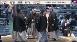 大相撲で取り直し→再び物言いの“珍事” デジャブのような光景に「みんな笑てる」「リプレイを見てるみたい」館内どよめきと拍手