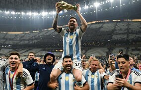 「なんていう2ショット」「最高の2人だ」アグエロ、大親友・メッシのW杯制覇を祝い2ショット「愛している」