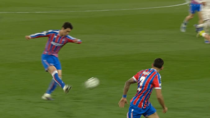 「なんて精度だ！」鎌田大地が“神アシスト”「クリスタルキング降臨」「完璧すぎた」ピンポイントクロスにSNS熱狂 3枚目