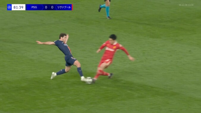 対人最強！ 遠藤航の“爆速カバーリング＆潰し”にファン衝撃「ネガトラの鬼」「ちょっと泣いた」「飯３杯は食える」PSG新星を吹っ飛ばした瞬間 3枚目