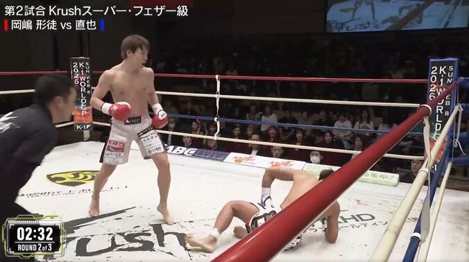 バックブロー仕掛けたのに自ら“回転しながら”衝撃ダウン カウンター被弾での珍しい光景に「今のは何だ？」ファン困惑 5枚目