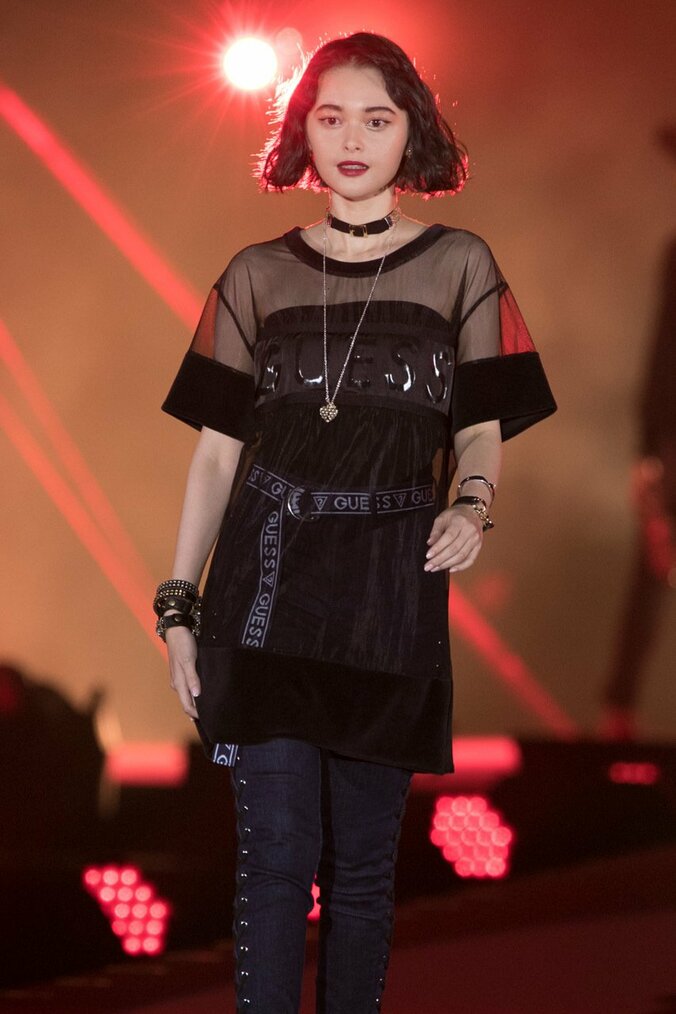 広瀬アリス＆すず姉妹の”イチャイチャ”に大歓声！ 初の幕張開催に3万1000人集結 -ガールズアワード2017A/W【画像集】 8枚目