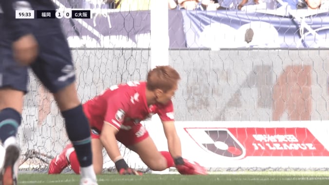 衝撃失点に騒然…ガンバGKが痛恨ミス「何やってるんだ」「無回転だから難しい」ファンの意見は真っ二つ「そっちに弾くんかい」「災難だ」 4枚目