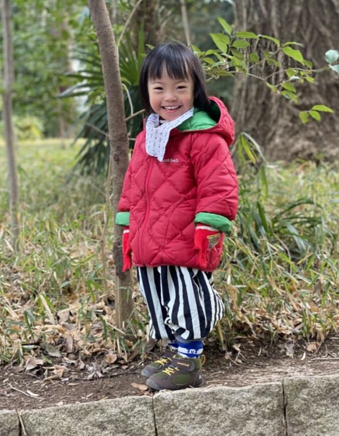 漫談家で介護福祉士でもあるメイミさん、息子の服にお金がかからない理由「お友達のお下がりもよく頂く」  1枚目