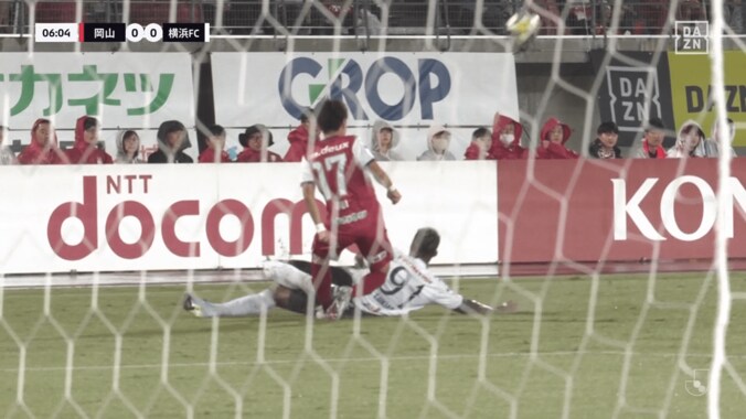 「レッドカードちゃうん？」危険アフタータックルが足首を削って場内騒然…「足の出し方が怖い」選手や監督が猛抗議した瞬間 2枚目