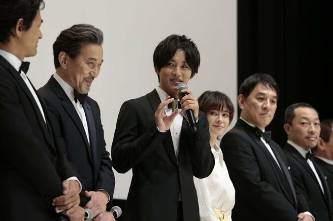 役所広司＆松坂桃李ら豪華12名がそろい踏み　白石和彌監督最新作『孤狼の血』に自信 4枚目