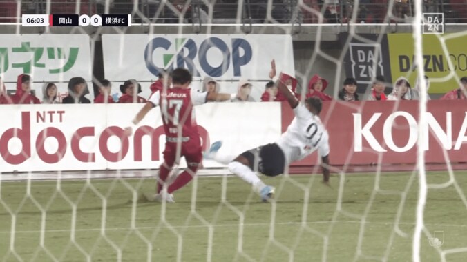 「レッドカードちゃうん？」危険アフタータックルが足首を削って場内騒然…「足の出し方が怖い」選手や監督が猛抗議した瞬間 4枚目