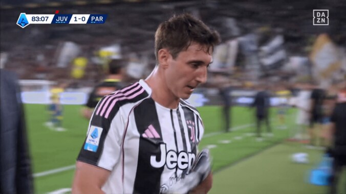 「愚かな行為」怒りの“暴力行為”でレッドカード！「何やってるの？」批判殺到のユヴェントスMFが謝罪「酷いことをして恥じている」 5枚目