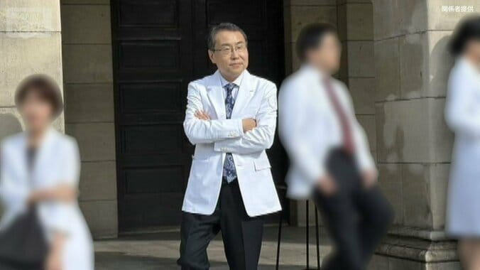 「東大皮膚科の権威」佐藤被告（中央）