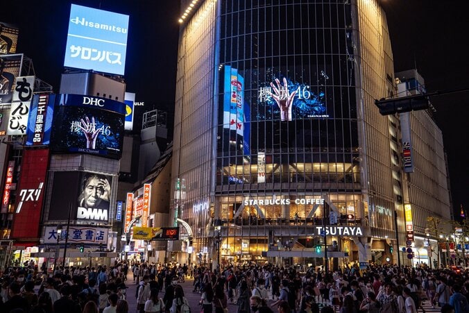 欅坂46、新グループ名は「櫻坂46」に決定 渋谷スクランブル交差点の街頭ビジョンでサプライズ発表 1枚目
