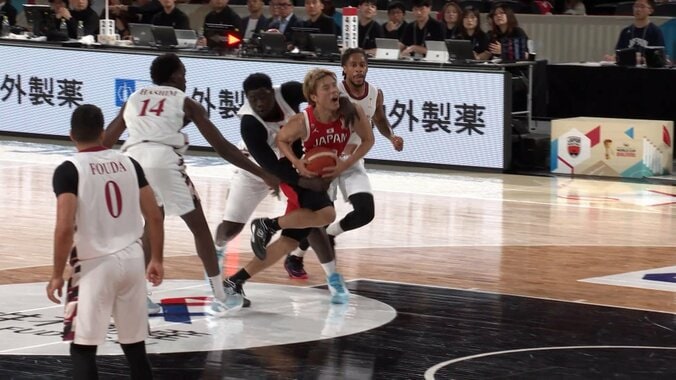 「審判さんマジすか？」バスケ日本戦の“疑惑ジャッジ”に不満続出！首や太腿に接触→映像判定でノーマルファウル「逆に何したらアンスポなん？」 3枚目