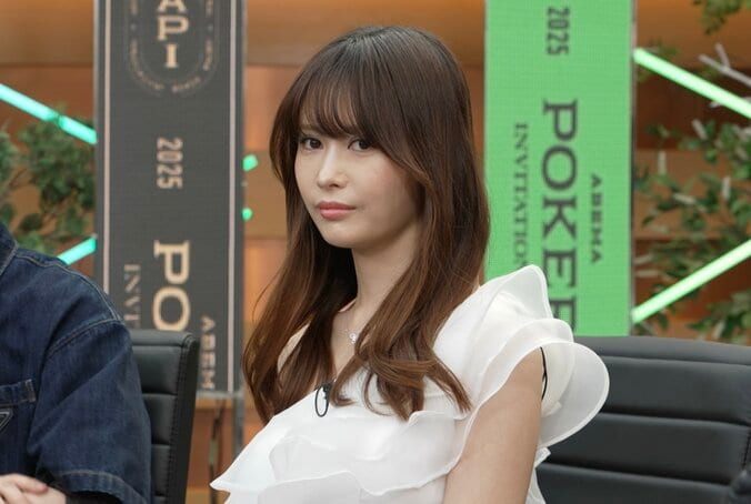 【映像】「美人すぎる」最強ポーカー女子、ドレス姿で“流し目”入場