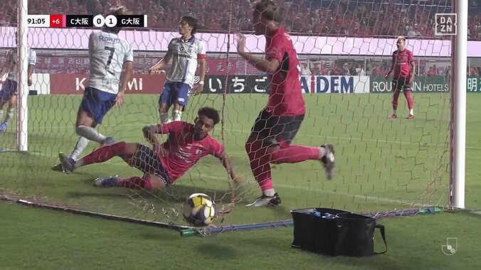 「オフサイドないよ」「肩が出てたな」勝負を分けた微妙ジャッジに物議！大阪ダービー幻の同点ゴールに元日本代表も「本当に何ミリの世界」 5枚目