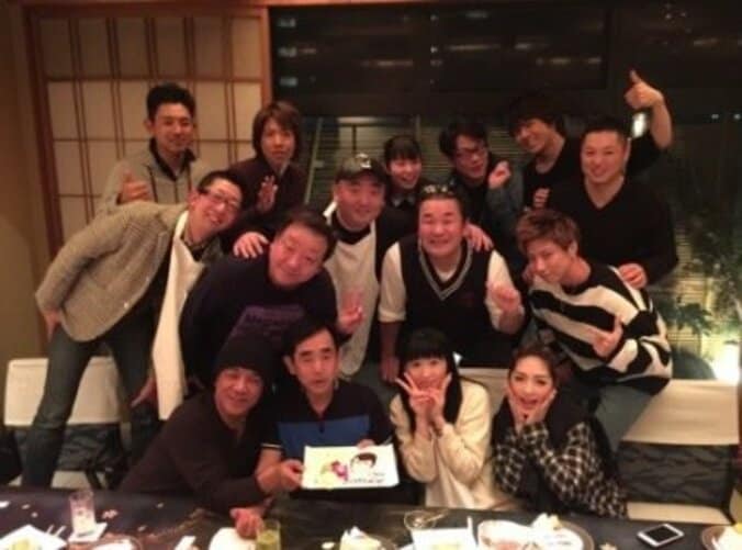 栗田貫一、誕生日会は「笑いっぱなしでものまね大会」 ものまねタレント集合ショットに反響 1枚目