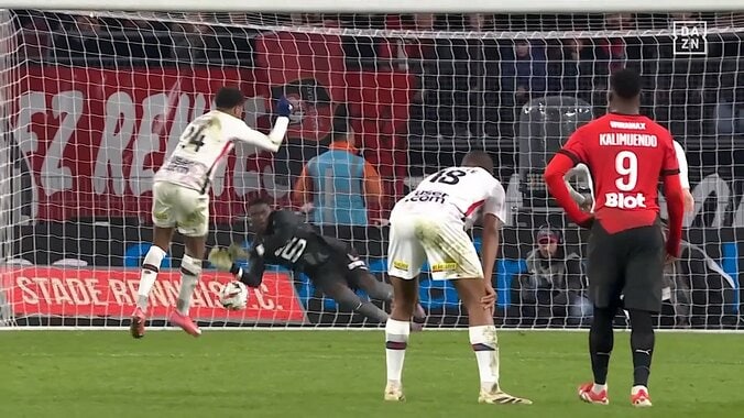 【写真・画像】心臓疾患から奇跡の復活！ 元アルジェリア代表MFが復帰戦で劇的ゴール…広がった歓喜の輪「ドラマチックだな」SNS歓喜　1枚目