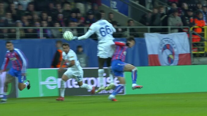 「レッドやろ」鎌田大地、顔面に強烈エルボー直撃「めちゃくちゃ痛そう」空中戦で後方から危険な体当たりを受けた瞬間 5枚目