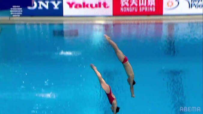 「まったく飛沫が出ない！」北朝鮮のヤバ過ぎ演技に解説者も笑うしかない「身体のラインもまっすぐで美しい」17歳＆20歳の“跡形ない”衝撃入水の瞬間 4枚目