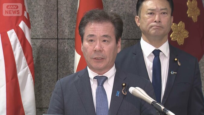 10/12　会見する小鑓防衛副大臣