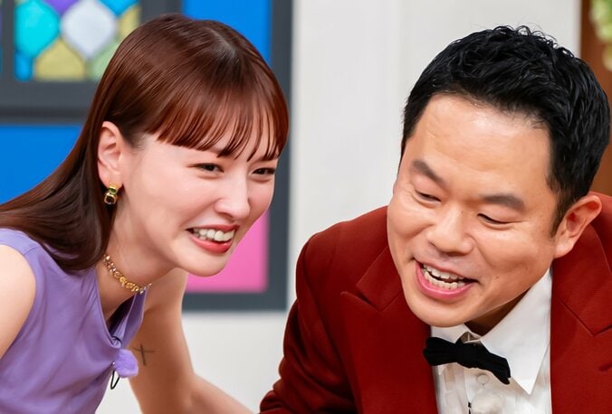 【写真・画像】鈴木えみ&森香澄、ダイアン津田の耳元の匂いをチェック「海外の空港の…」　1枚目