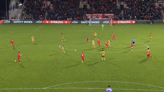 「ほぼノールック」鎌田大地、密集突破のラストパス！「よく出したな」「素晴らしいな」ゴラッソをアシストした瞬間 4枚目