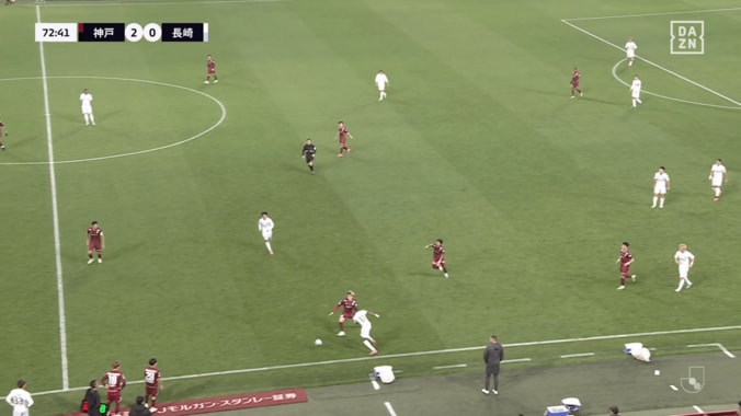 お尻コントロール！？“変態テクニック”にファン驚愕「三笘薫の期待値」「狂ってる」長崎FWが神ターンから爆発的加速 4枚目