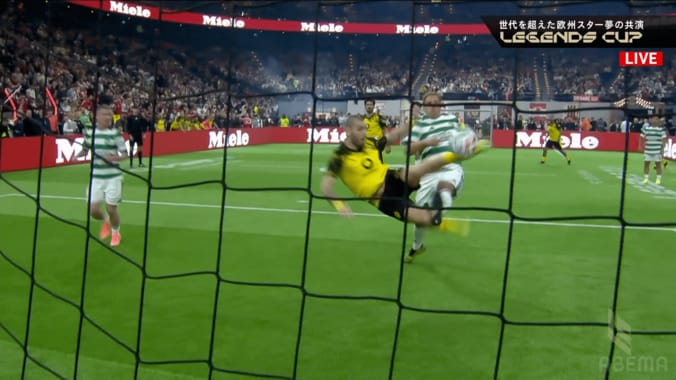 45歳が衝撃弾！元ドルトムントFWが“神業ジャンピングボレー”を炸裂「現役級ゴラッソ」「ペトリッチえっぐ」ファン大興奮 3枚目