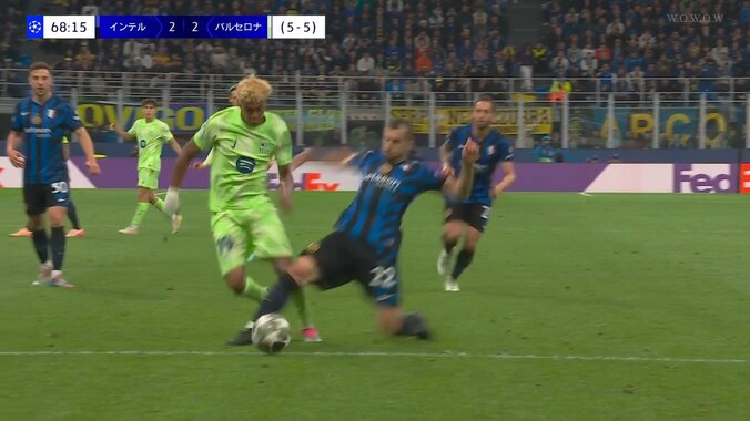 「PKだろ！」「審判によっては のやつだ」VAR判定に物議！PAライン“またぎ”で倒れ逆転チャンスのPK獲得→FKに修正「結構際どい」【CL準決勝】 4枚目